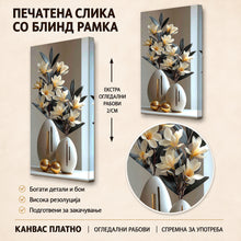 Вчитај ја сликата во галериски мод за гледање, Богат цветен аранжман со кремови цветови и темни листови во две бели вазни, украсен со златни топки.