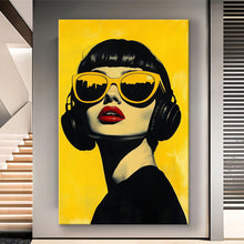 Вчитај ја сликата во галериски мод за гледање, Стилизирана жена со црна коса, големи жолти очила, слушалки и црвени усни на светложолта позадина.