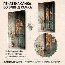 Вчитај ја сликата во галериски мод за гледање, Старинска темнозелена врата со цветни орнаменти, покрај која стои керамичка вазна со црвени и кремасти цветови.