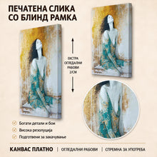 Вчитај ја сликата во галериски мод за гледање, Апстрактна слика на жена со затворени очи, црна коса и тиркизна облека пред текстурирана златно-сива позадина.