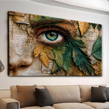 Вчитај ја сликата во галериски мод за гледање, Крупен приказ на тиркизно око опкружено со зелени и окер лисја, пердуви и текстуриран старински текст.
