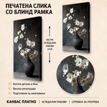 Вчитај ја сликата во галериски мод за гледање, Аранжман од бели цветови и гранки во мат црна вазна, поставен пред темна сива позадина.