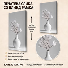 Вчитај ја сликата во галериски мод за гледање, Минималистичка црно-бела композиција со бела вазна и гранки со нежни цветови на светла сива позадина.