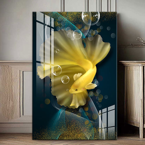 Жолта риба во темна вода