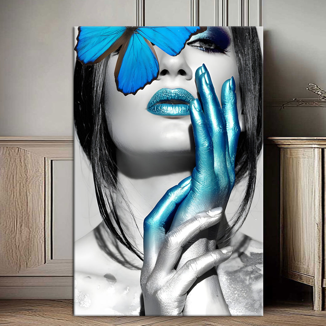 Жената со сина елеганција