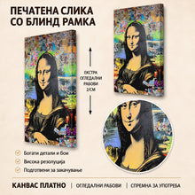 Вчитај ја сликата во галериски мод за гледање, Стилизирана Мона Лиза со црна коса и облека, прикажана пред шарена колажна позадина во поп-арт израз.