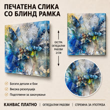 Вчитај ја сликата во галериски мод за гледање, Апстрактна композиција од слоевити сини, сиви и зелени форми, текстури и фрагменти што потсетуваат на лисја и природа.